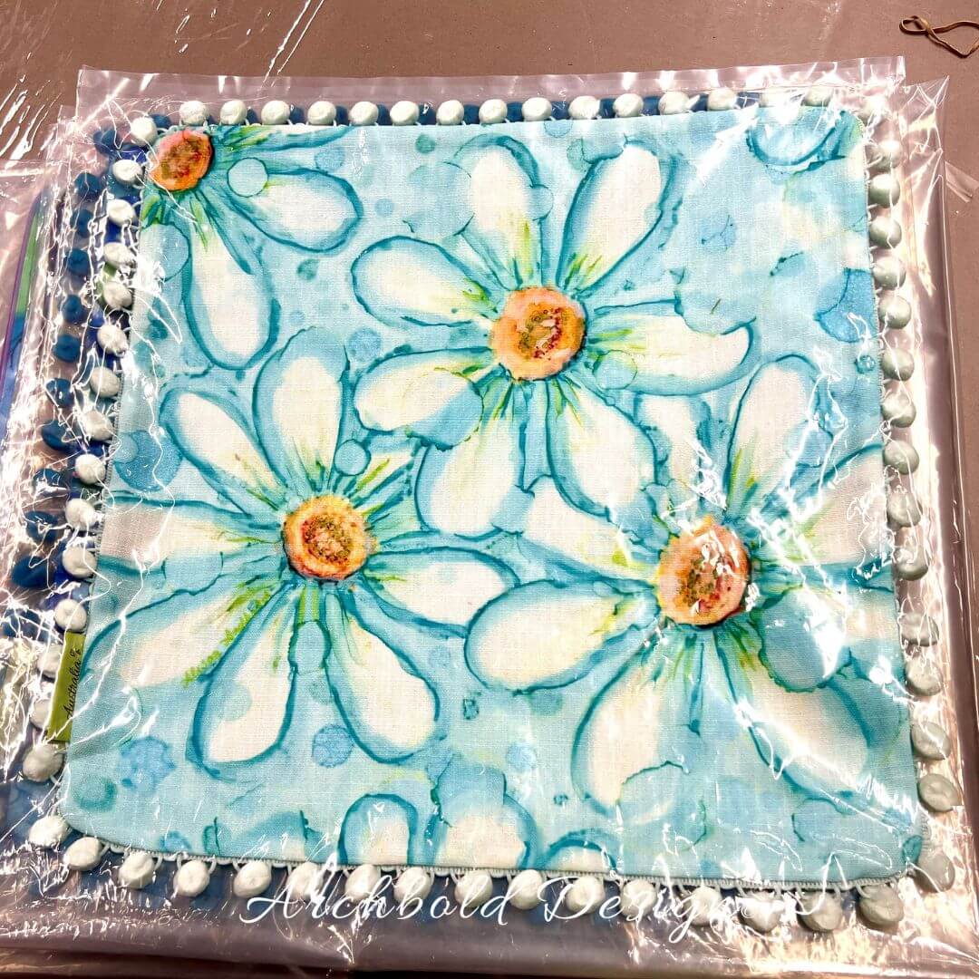 Daisies in the rain Cushion